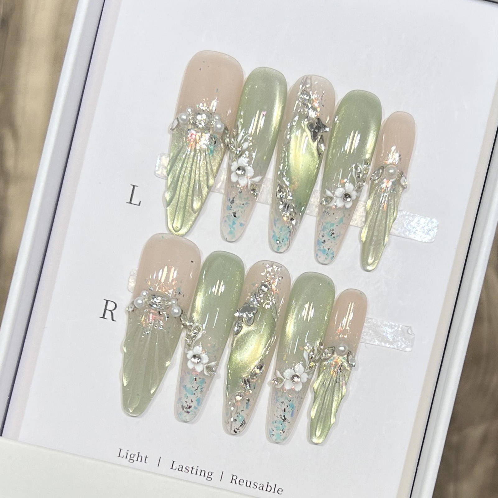 Nail Art Wedding - 10枚入りロングアーモンド型フェイクネイルチップ、グリーンキャッツアイ、ハンドメイドフレンチプレスオンネイル、フラワーパールデザイン、取り外し可能な付け爪