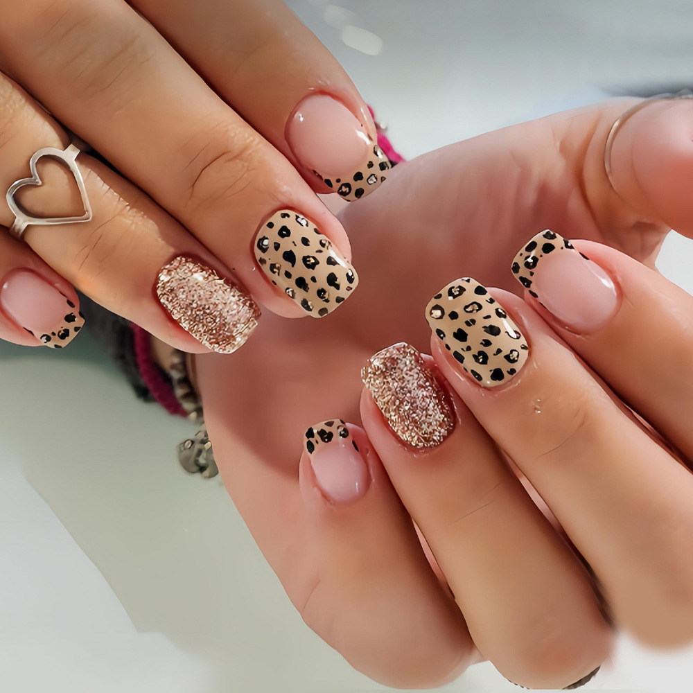 Nail Art Leopard - 女性・女の子向けのショート・ロング・フェイクネイル、ファッション、レオパード柄、黒・紫・青、光沢またはグリッター、シャイニー、フレンチチップ、プレスオン、つけ爪