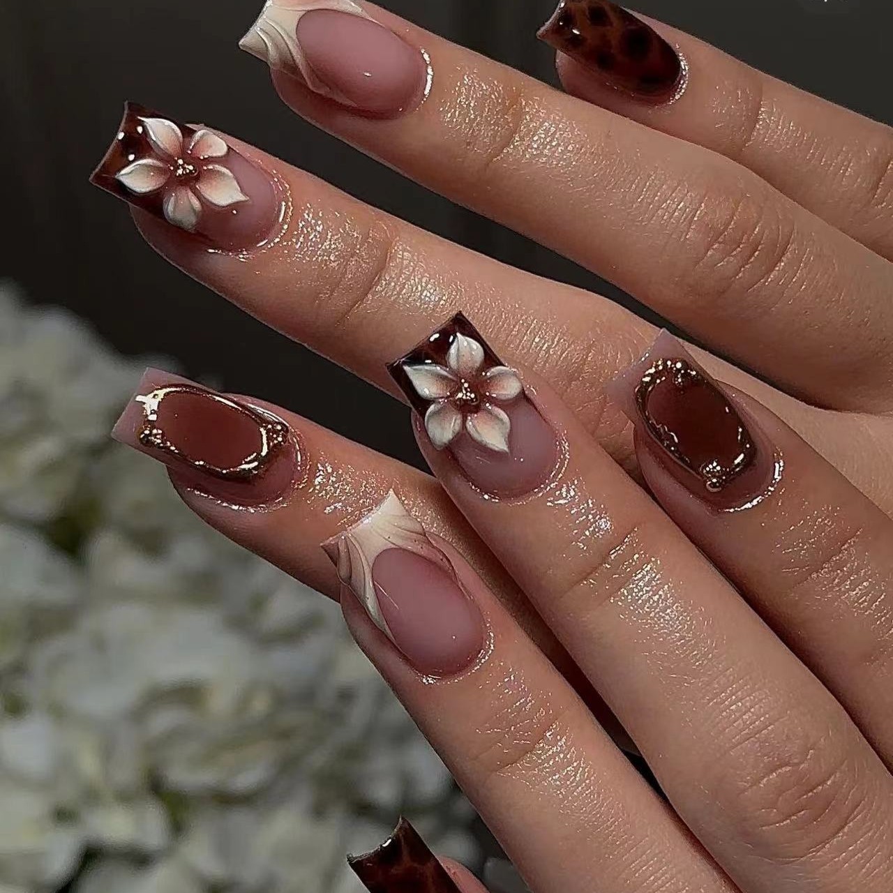 Nail Art Leopard - 女性用ショートスクエアフェイクネイル、ガールズファッションブラウンレオパード柄、3Dエンボスフラワーボウフレーム付きプレスオンアクリルつけ爪