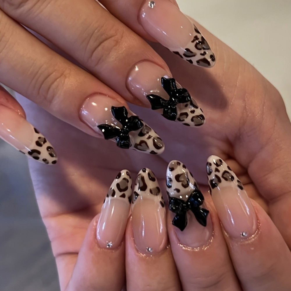 Nail Art Leopard - 24個入り フレンチアーモンド型 レオパード柄 つけ爪 3Dリボン付き ウェアラブル