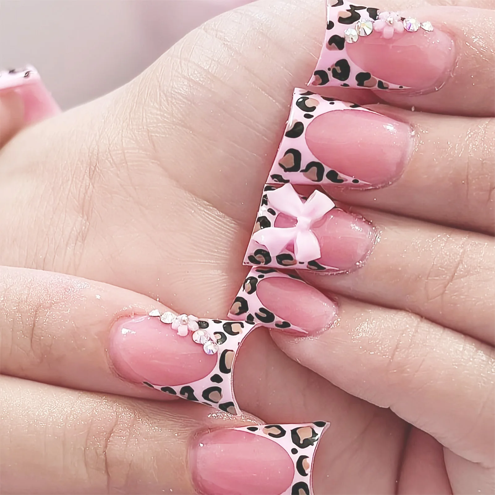 Nail Art Leopard - 24枚入り ショートダックビルプレスオンネイル ヌードピンク フレンチレオパード柄 3Dリボン バタフライ