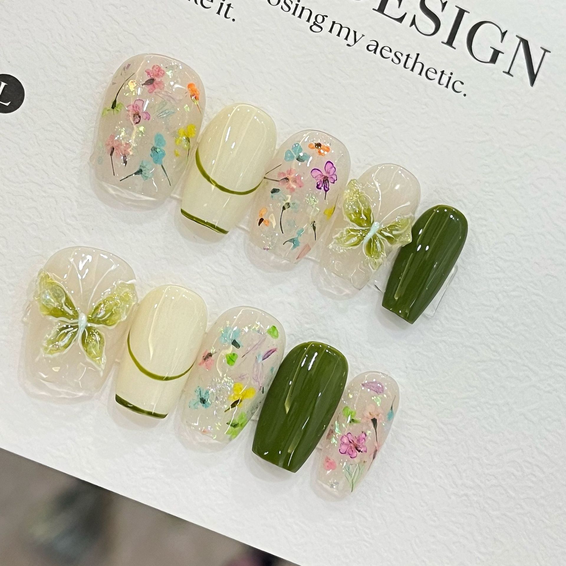 10 個蝶の花フェイクネイルミディアムコフィン付け爪パールグ - Nail Art Design のレビューと価格
