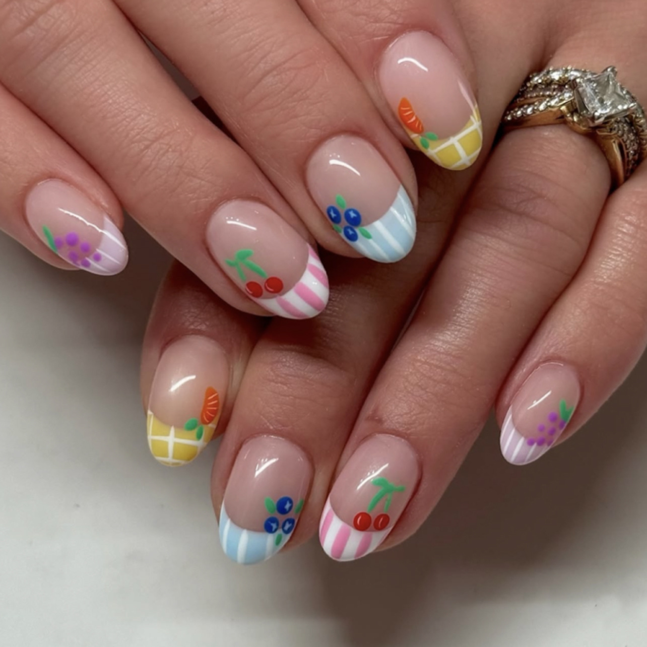 24 個シンプルなアーモンドネイルのヒント新鮮なカラフルなフ - Nail Art Design のレビューと価格