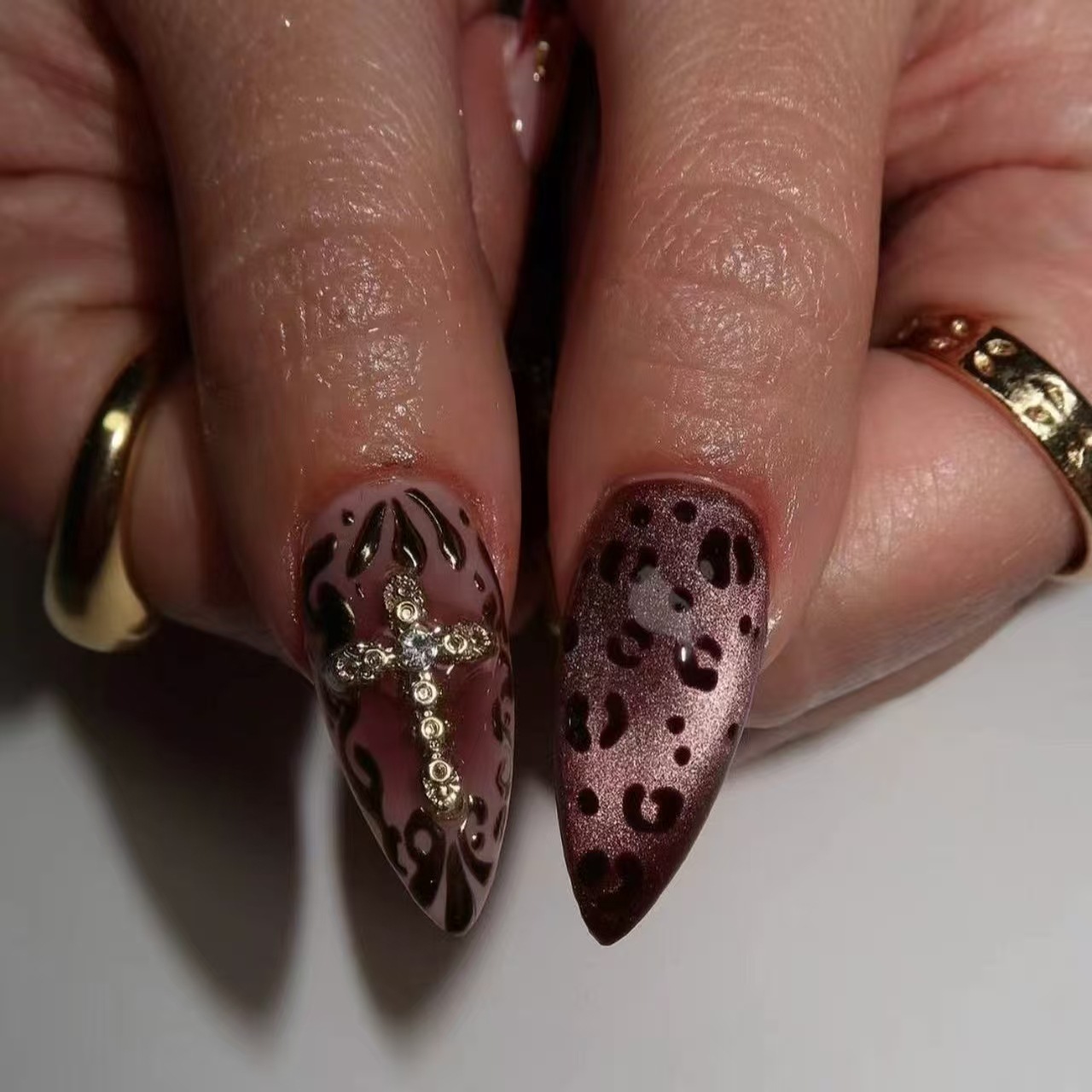 グラデーションワインレッドブラウンのフェイクネイル、クロスラ - Nail Art Leopard のレビューと価格